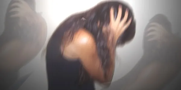 Mujer sufriendo ataques de ansiedad y pánico