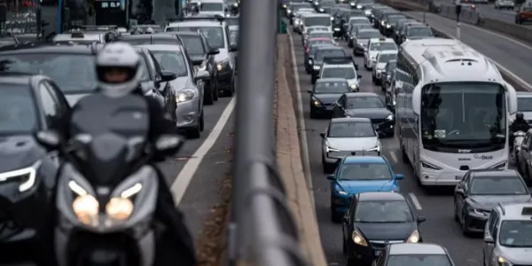 Varios vehículos en la A6, a 19 de diciembre de 2025, en Madrid. 