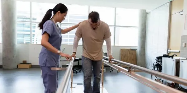 Un paciente con ataxia, trabaja con su fisioterapeuta