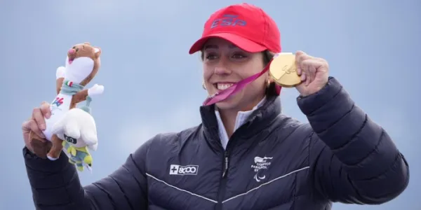 Audrey Pascual, con su medalla de oro en el supergigante paralímpico de Milán Cortina 2026 