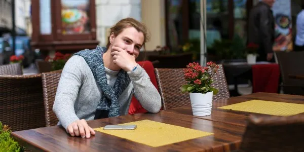 Persona con autismo sentada en la terraza de un restaurante 