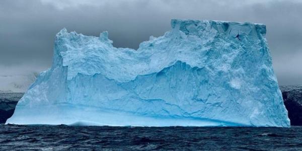 Iceberg avistado desde el buque Hespérides durante la campaña Antártica 2024 