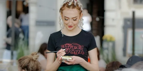 Chica trabajando como camarera