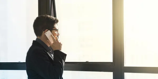 Señor autónomo hablando por teléfono