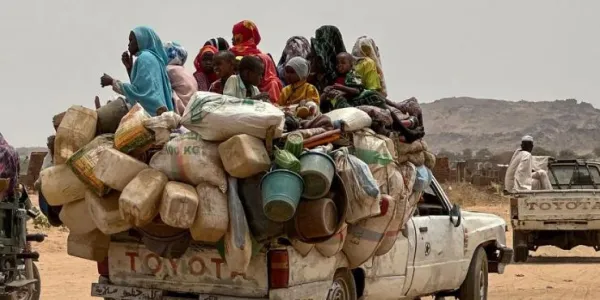 Personas en un coche pidiendo ayuda humanitaria