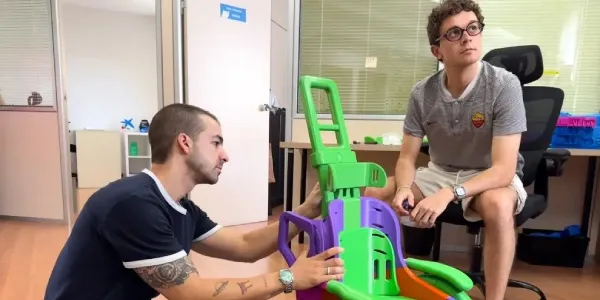 Guille y Carlos, de Ayúdame 3D, con una de sus sillas.
