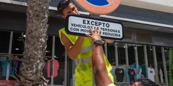 Colocación de una de las nuevas señales de aparcamiento reservado.