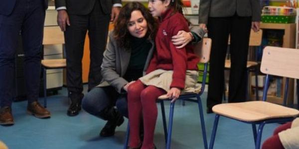 Ayuso durante su visita al colegio Gaudem