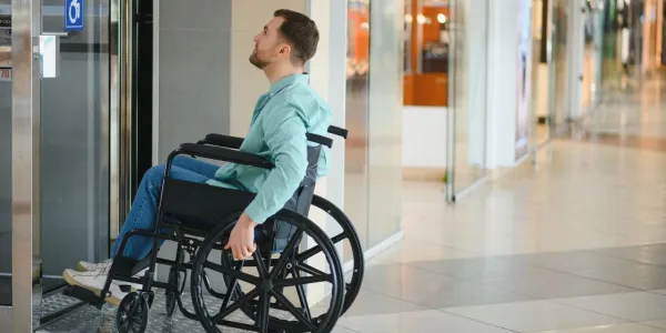 Chico en silla de ruedas subiendo una rampa accesible en Badajoz