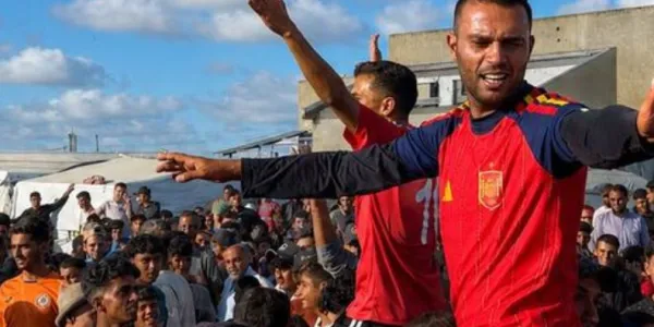 Los desplazados del campamento de Al-Rahma levantan al jugador Asaad Al-Azzabi y sus compañeros de equipo sobre sus hombros en celebración de la victoria contra el campamento de Sheikh Al-Eid.