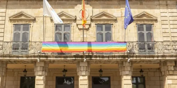 La bandera LGTBIQ+ en el Ayuntamiento de Ribadeo (Galicia). 