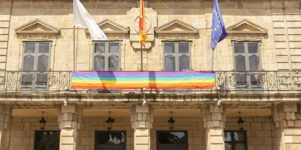 La bandera LGTBIQ+ en el Ayuntamiento de Ribadeo (Galicia). 