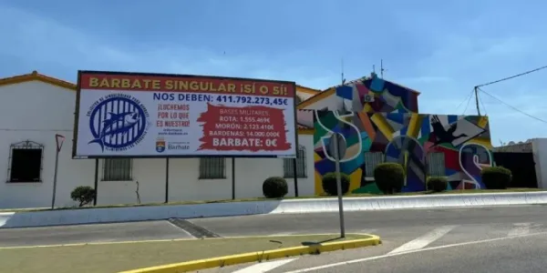 Carteles sobre la singularidad de Barbate