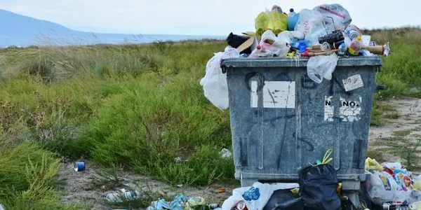 Cubo de basura lleno de residuos