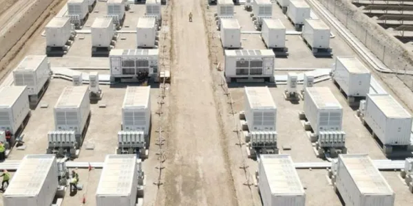 Engie energiza una batería hibridada con un parque fotovoltaico en el desierto de Atacama (Chile).