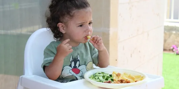 Un bebé comiendo en una trona