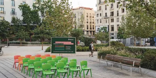 Instalación en el centro de Madrid para denunciar la falta de becas comedor