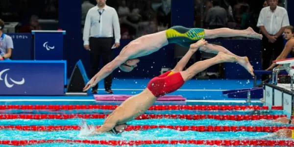 Dos nadadores se lanzan a la piscina 