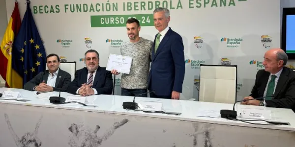 Acto de entrega de las becas 2023/2024