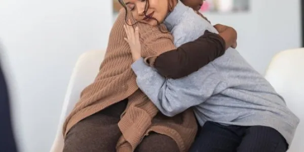 Los abrazos tienen beneficios físicos y mentales