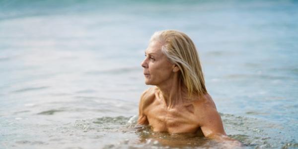 Mujer bañándose en el mar