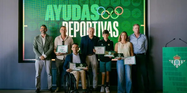 Deportistas galardonados y autoridades