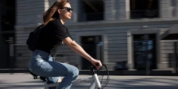 Chica montando en bici