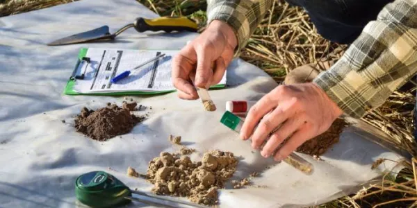 Un científico recoge muestras del terreno 