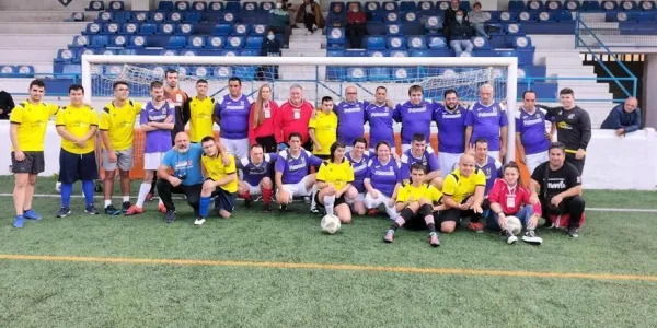 Foto de familia de los equipos de fútbol adaptado de las asociaciones Adizmi y Haszten que participaron en el I Campeonato de deporte adaptado de Ortuella 