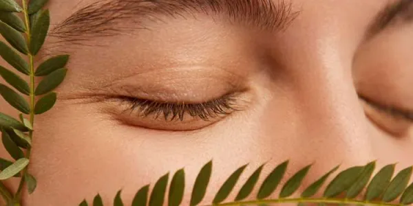 Rostro de una chica cuidando su piel