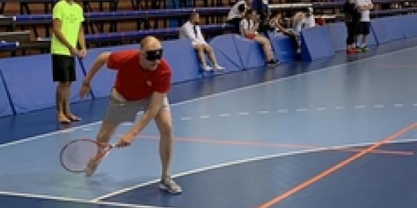 Qué es el “blind tennis”