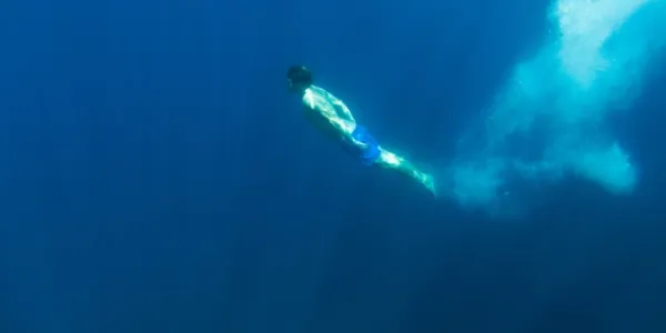 Hombre practicando buceo