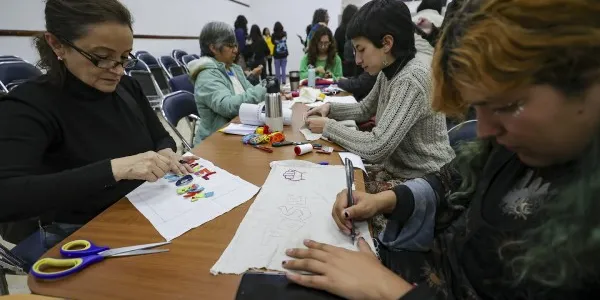 Personas participan en una actividad de bordado denominada 'No me olviden', en conmemoración por los 50 años del golpe de Estado en Argentina, en la Facultad de Comunicación