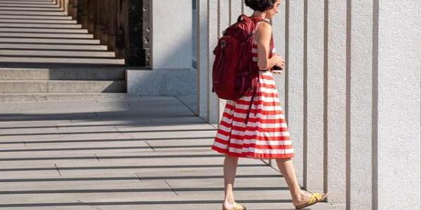 Brecha de género / Pixabay Mujer caminando