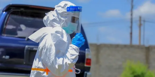 Un trabajador de la salud viste un traje de protección durante el brote de ébola 