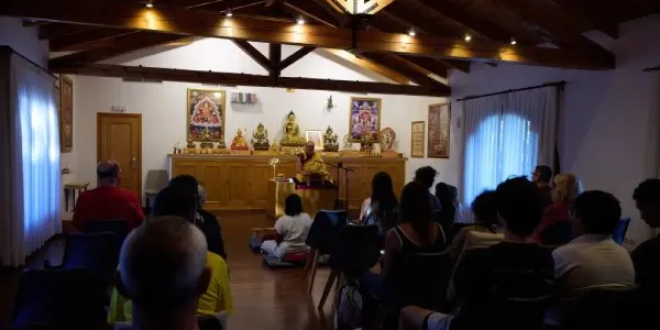 Una treintena de personas asisten a una meditación guiada en el centro budista de la NTK de la Sierra de Madrid