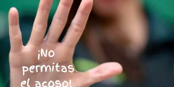 Mano pintada con un mensaje contra el bullying