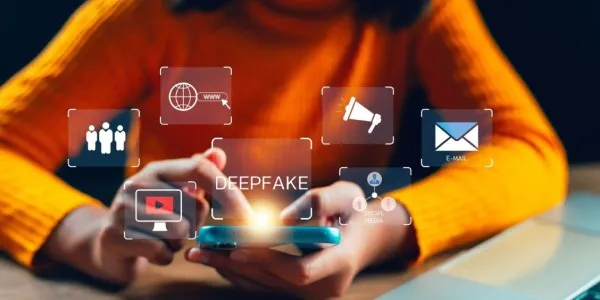 Manos de una mujer sujetando un teléfono móvil 