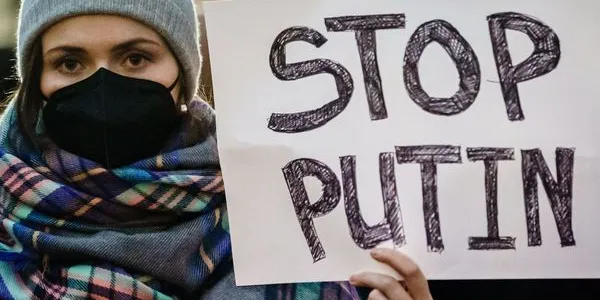 Chica en una manifestación con un cartel que dice Stop Putin