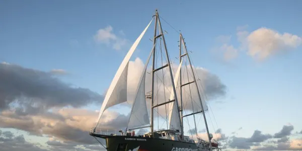 Buque Rainbow Warrior que lucha contra los combustibles fósiles