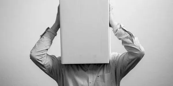 Hombre con una caja en la cabeza