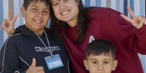 Helena Sánchez, trabajadora social y coordinadora del área de Infancia en la entidad ALFA, junto a José y Leonel