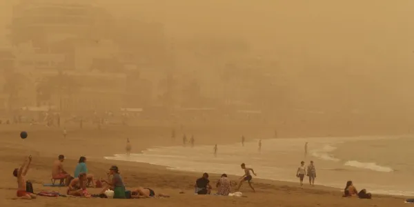 La calima lleva a Canarias récords de calor y rachas de viento de 163 km/h.
