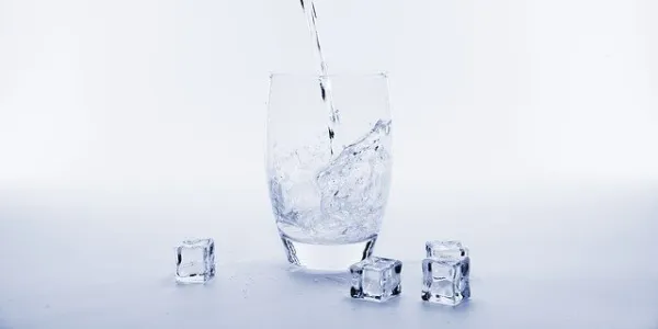 Vaso de agua con hielo