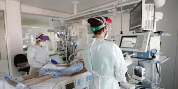 Imagen de un paciente ingresado en la UCI de un complejo asistencial. / EFE