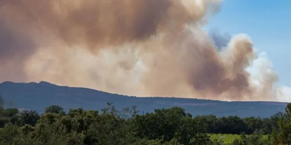 Humo procedente del incendio forestal de Trévillach en Perpiñán, Francia.