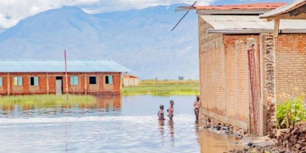 Escuela inundada en la provincia rural de Bujumbura (Burundi) en 2021 