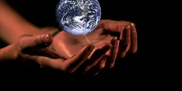 Manos de una persona sosteniendo el planeta Tierra