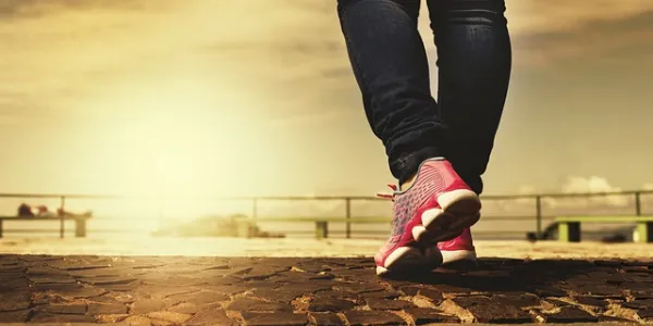 Pies de una persona caminando