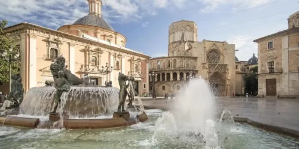 Monumentos de Valencia como la catedral, donde se encuentra en Santo Cáliz, la plaza de la Virgen o el Miguelete